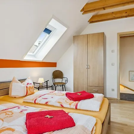 In Mit Grosser Terrasse Holiday home Saal